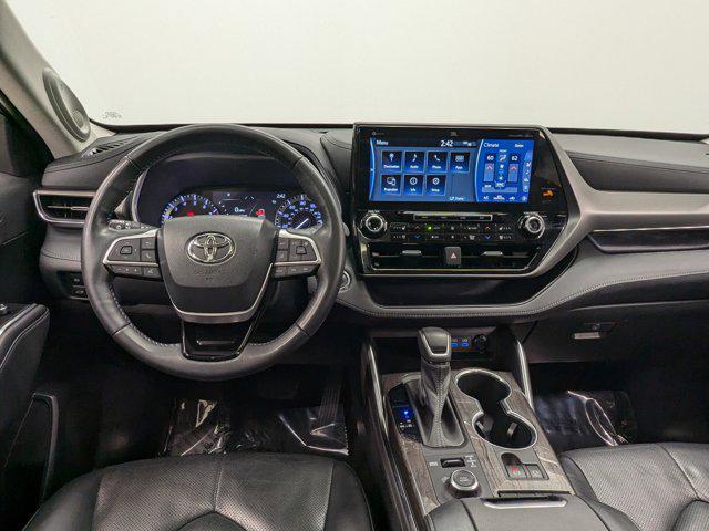 used 2022 Toyota Highlander car, priced at $39,999