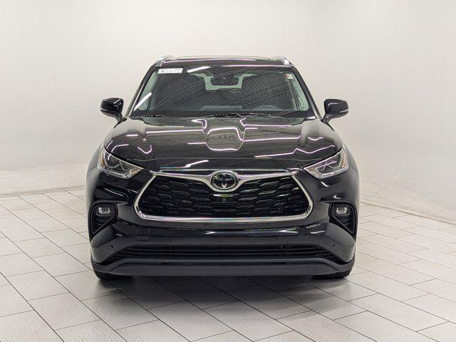 used 2022 Toyota Highlander car, priced at $39,999
