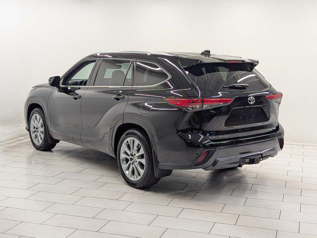 used 2022 Toyota Highlander car, priced at $39,999