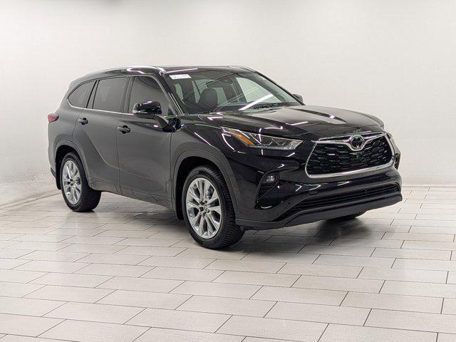 used 2022 Toyota Highlander car, priced at $39,999