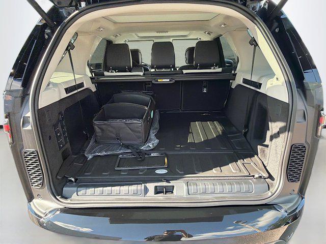 new 2025 Land Rover Discovery car, priced at $81,543
