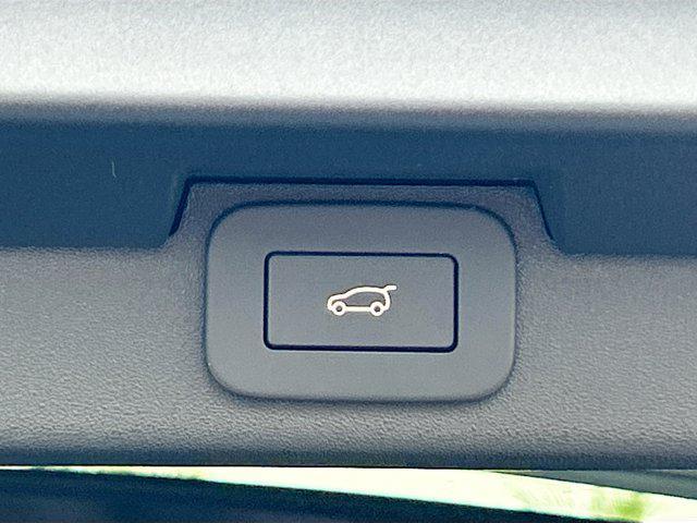 new 2025 Land Rover Discovery car, priced at $77,178
