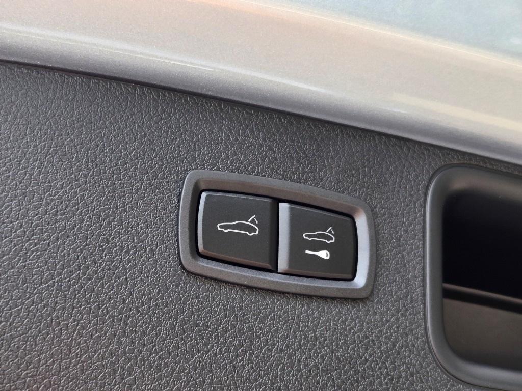 new 2025 Porsche Macan car, priced at $76,525