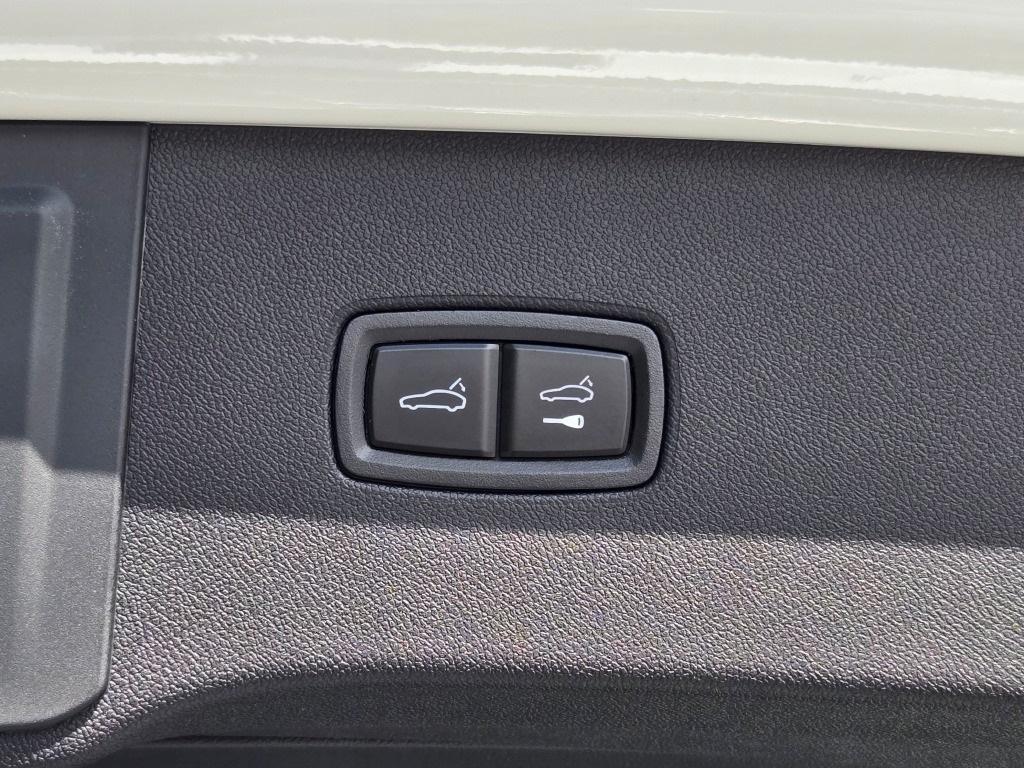 new 2025 Porsche Cayenne car, priced at $160,405