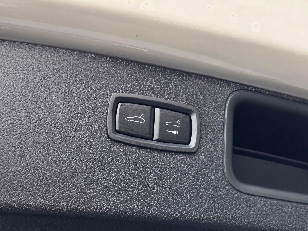 new 2025 Porsche Macan car, priced at $98,675