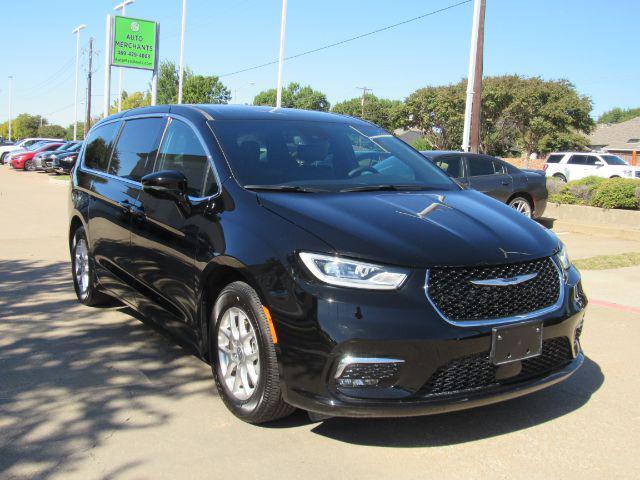 used 2025 Chrysler Pacifica car, priced at $33,400