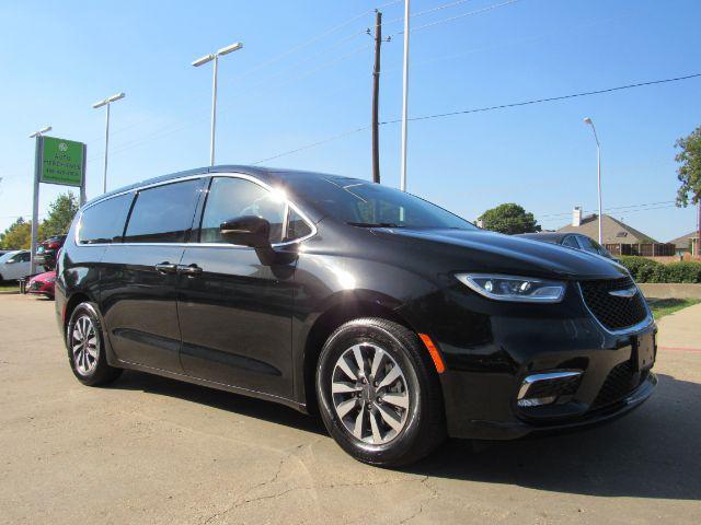 used 2023 Chrysler Pacifica Hybrid car, priced at $28,400