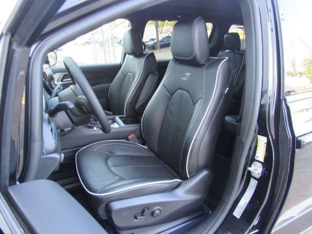 used 2025 Chrysler Pacifica car, priced at $39,999