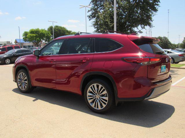 used 2021 Toyota Highlander car, priced at $31,400