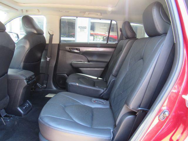 used 2021 Toyota Highlander car, priced at $31,400