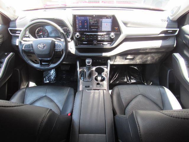 used 2021 Toyota Highlander car, priced at $31,400