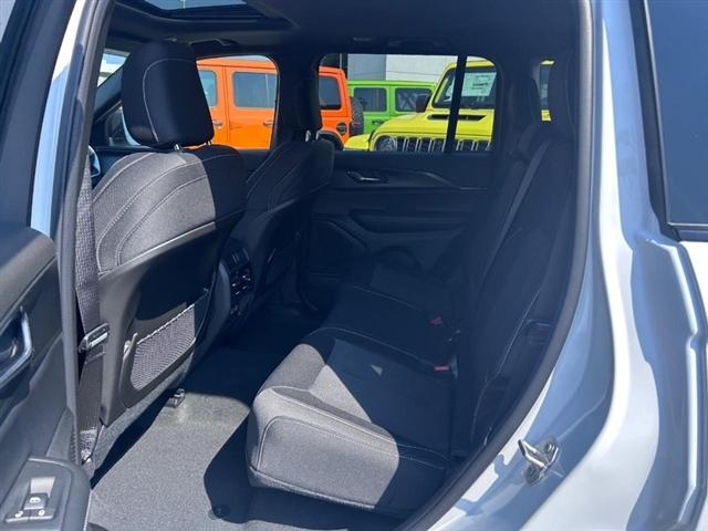 new 2025 Jeep Grand Cherokee car, priced at $43,575