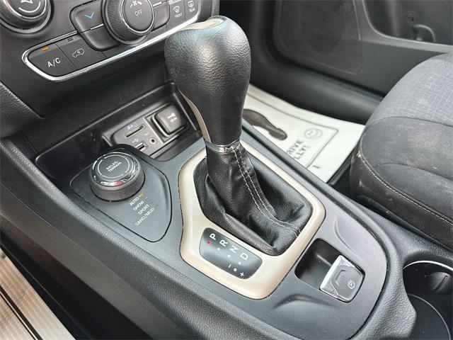 used 2015 Jeep Cherokee car, priced at $9,990