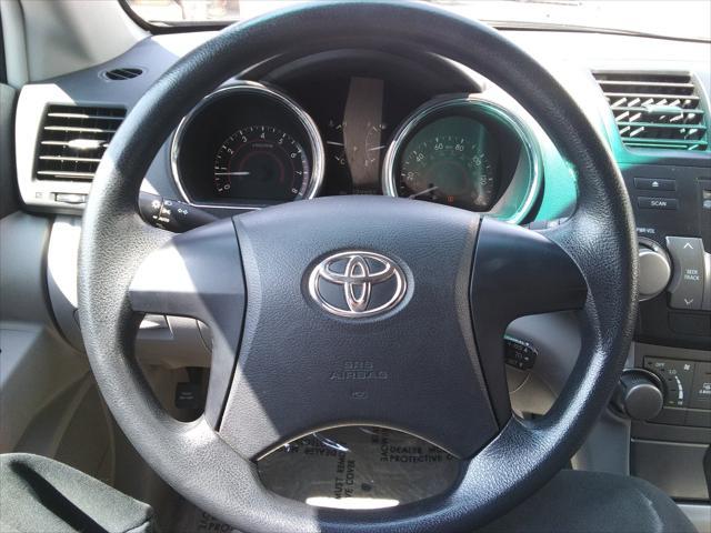 used 2009 Toyota Highlander car, priced at $9,999