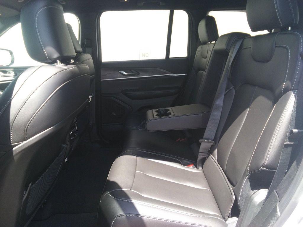new 2025 Jeep Grand Cherokee car, priced at $43,977