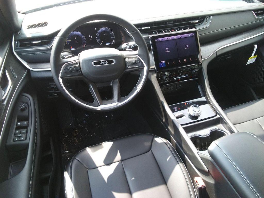 new 2025 Jeep Grand Cherokee car, priced at $44,977