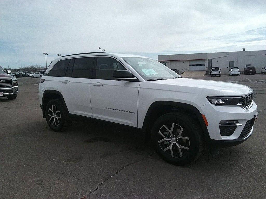 new 2025 Jeep Grand Cherokee car, priced at $43,977