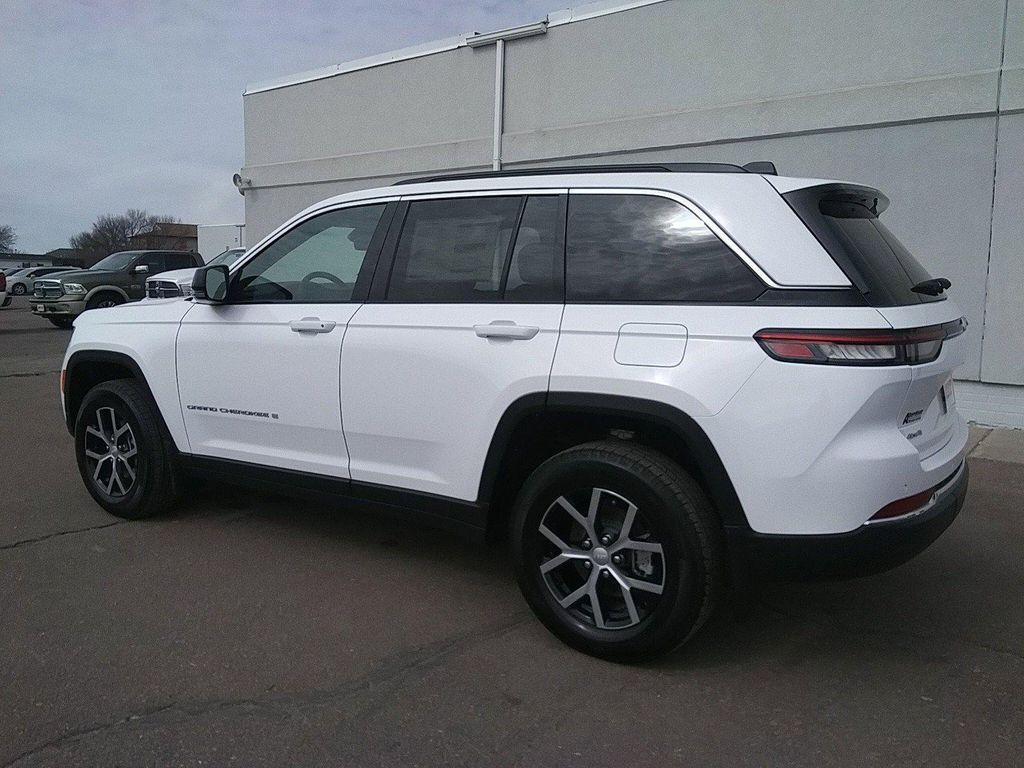 new 2025 Jeep Grand Cherokee car, priced at $43,977