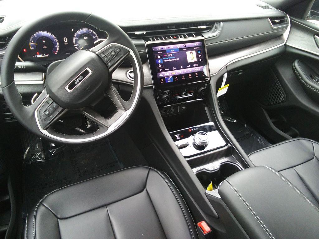 new 2025 Jeep Grand Cherokee car, priced at $43,977