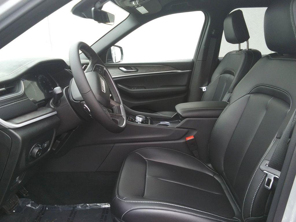 new 2025 Jeep Grand Cherokee car, priced at $43,977