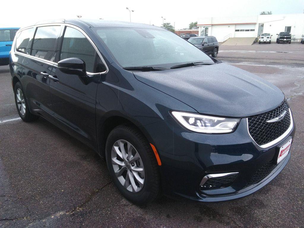 new 2025 Chrysler Pacifica car, priced at $44,477