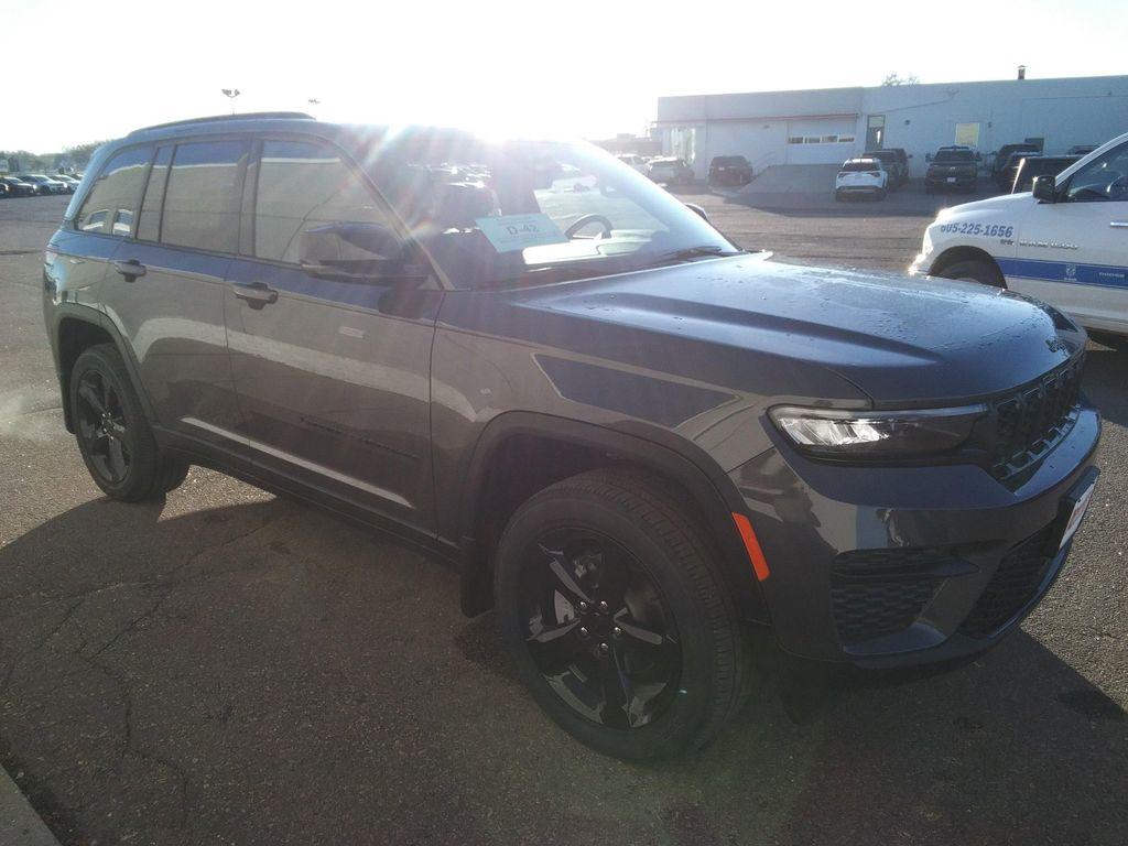 new 2025 Jeep Grand Cherokee car, priced at $42,977