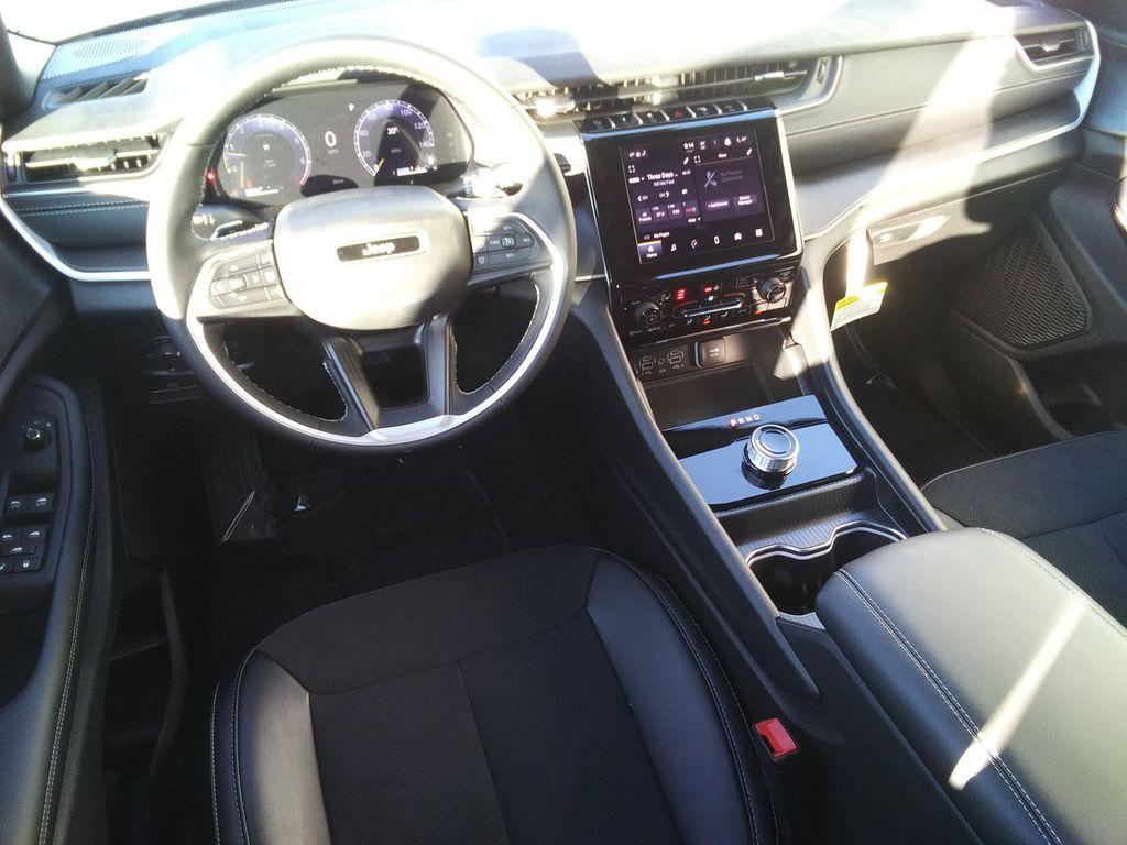 new 2025 Jeep Grand Cherokee car, priced at $42,977