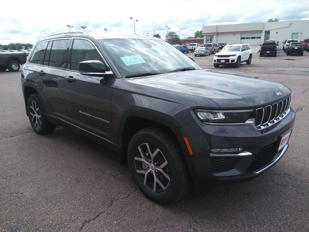 new 2025 Jeep Grand Cherokee car, priced at $44,977