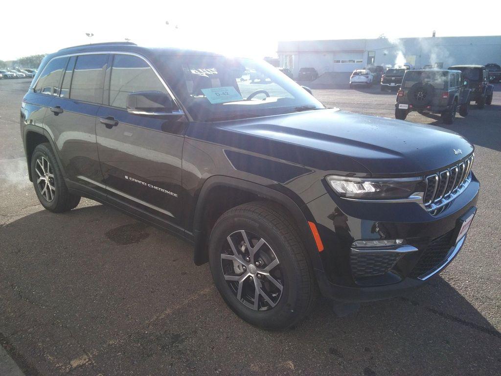 new 2025 Jeep Grand Cherokee car, priced at $43,977
