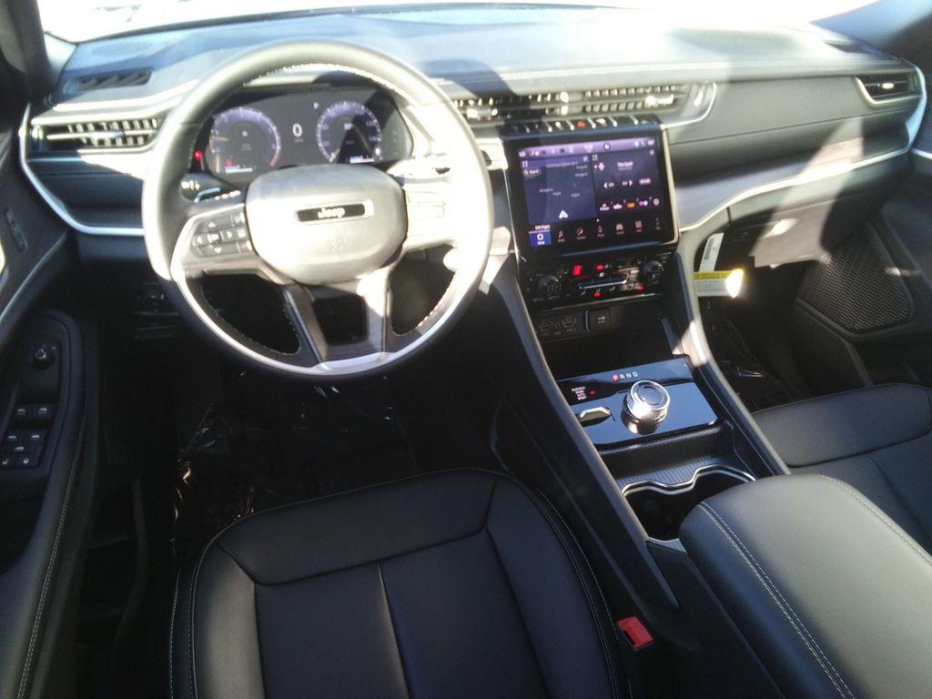 new 2025 Jeep Grand Cherokee car, priced at $43,977