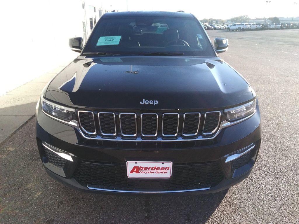 new 2025 Jeep Grand Cherokee car, priced at $43,977