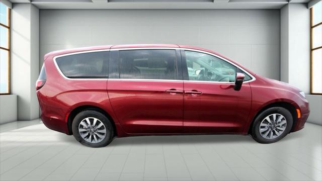 new 2023 Chrysler Pacifica Hybrid car, priced at $36,977