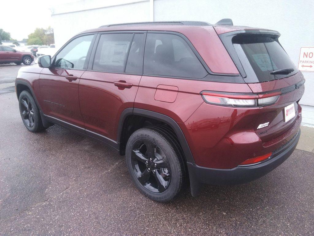 new 2025 Jeep Grand Cherokee car, priced at $41,977
