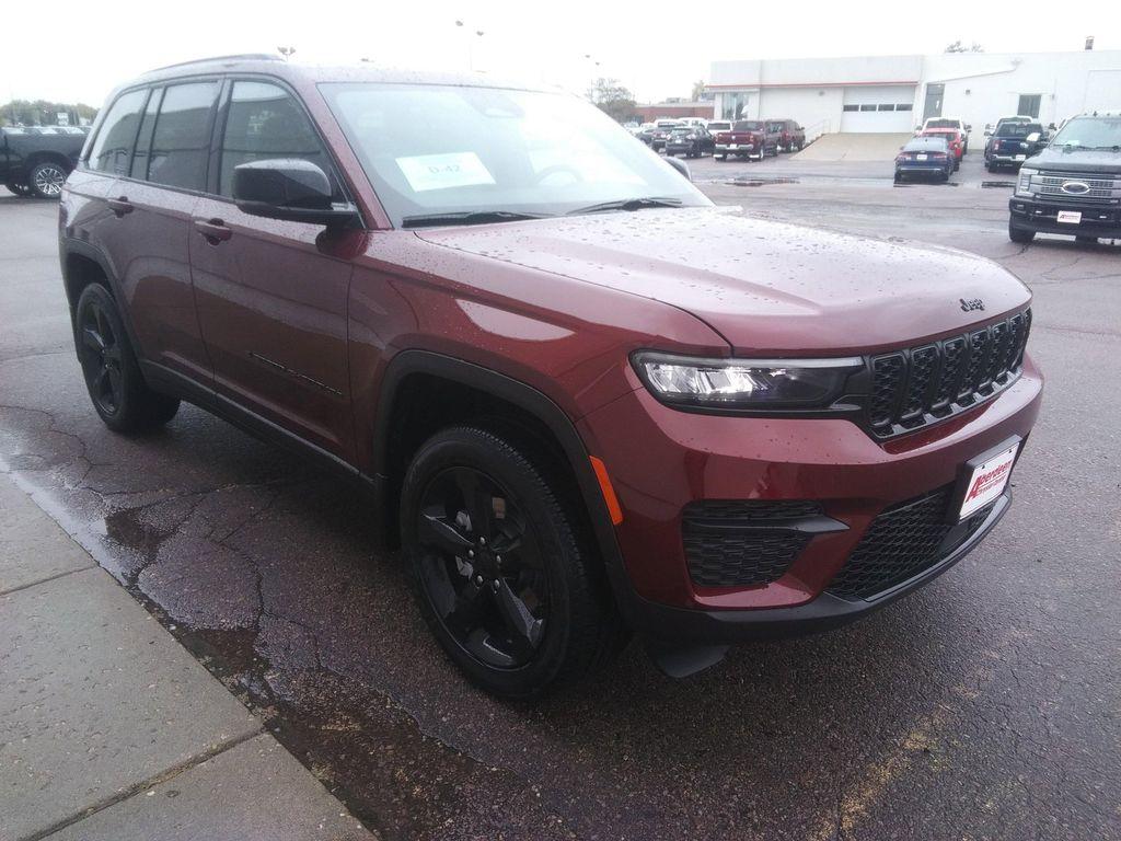 new 2025 Jeep Grand Cherokee car, priced at $41,977