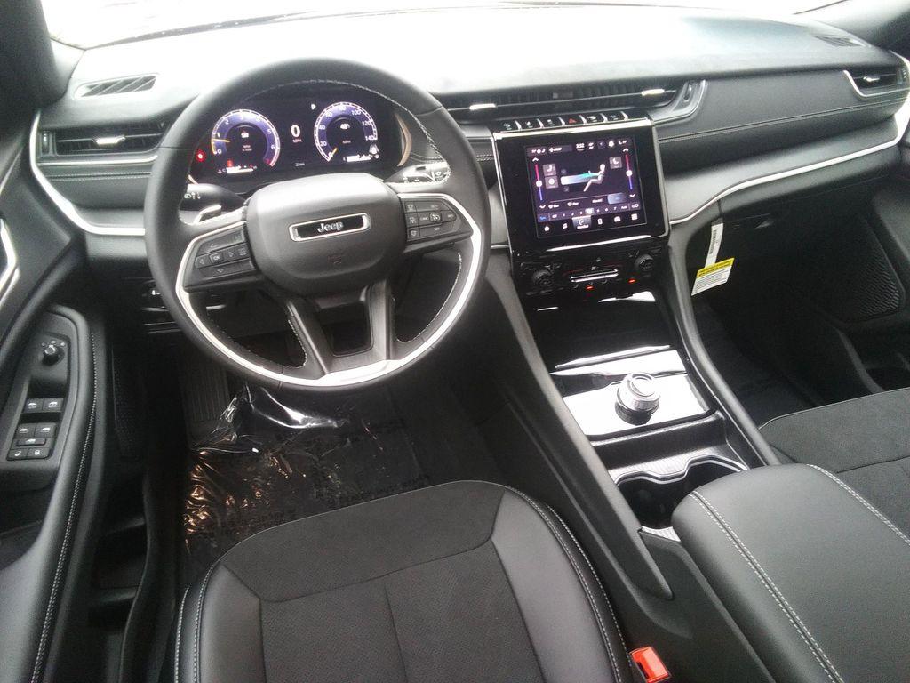 new 2025 Jeep Grand Cherokee car, priced at $41,977
