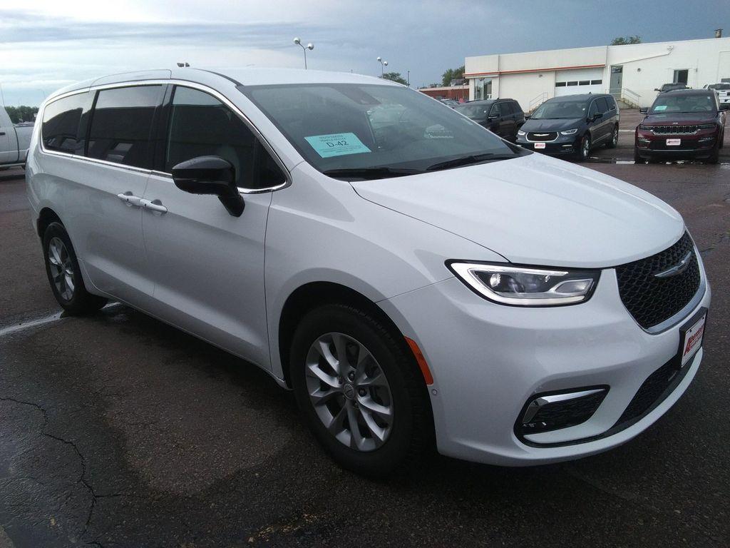 new 2025 Chrysler Pacifica car, priced at $44,977