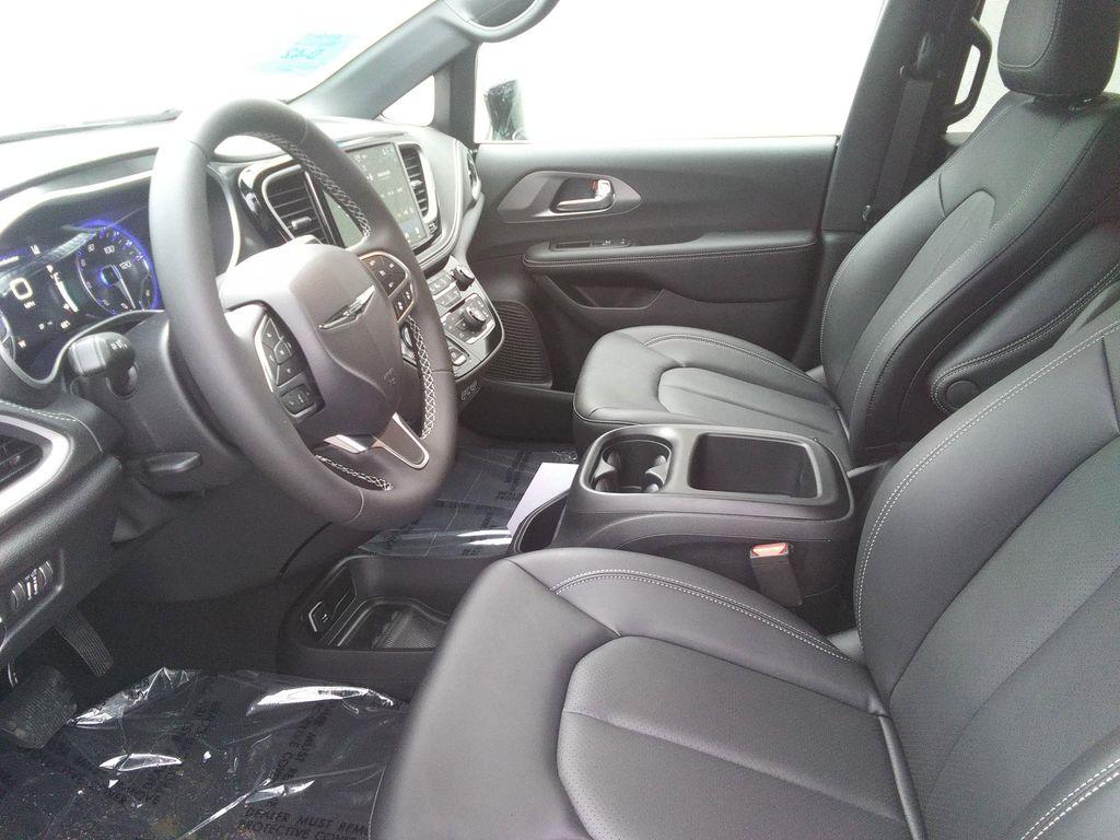 new 2025 Chrysler Pacifica car, priced at $44,977