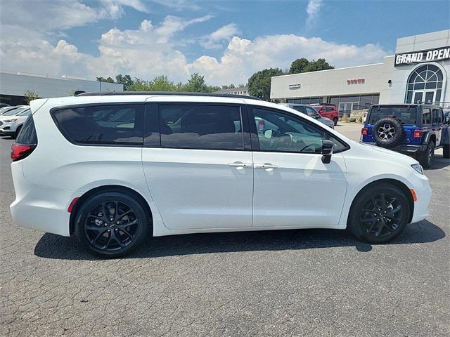 new 2024 Chrysler Pacifica car, priced at $40,825