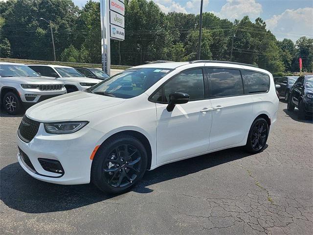 new 2024 Chrysler Pacifica car, priced at $40,825