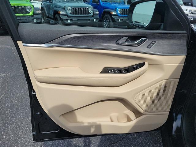 new 2025 Jeep Grand Cherokee car, priced at $47,846