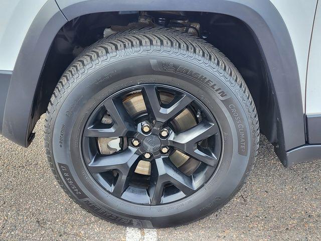 used 2018 Jeep Cherokee car, priced at $13,495