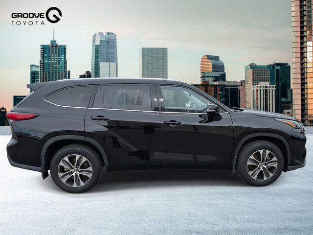 used 2022 Toyota Highlander car, priced at $39,508