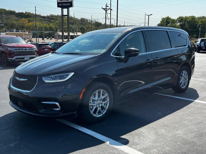 used 2023 Chrysler Pacifica car, priced at $25,495