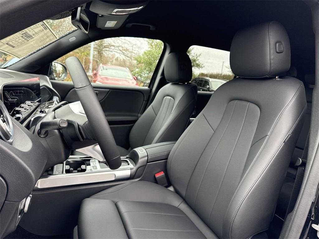 new 2025 Mercedes-Benz GLB 250 car, priced at $48,645