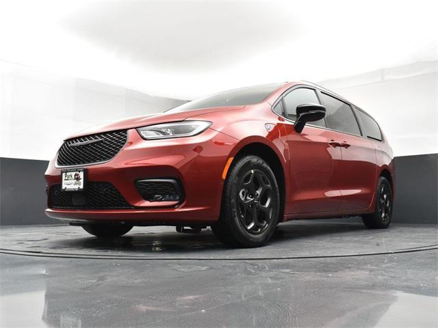 new 2025 Chrysler Pacifica Hybrid car, priced at $47,250