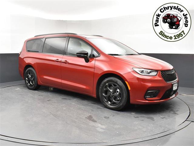 new 2025 Chrysler Pacifica Hybrid car, priced at $48,438