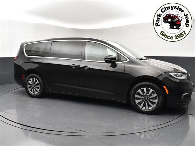 used 2022 Chrysler Pacifica Hybrid car, priced at $24,877