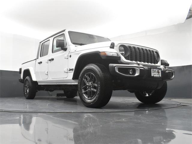 new 2024 Jeep Gladiator car, priced at $42,925