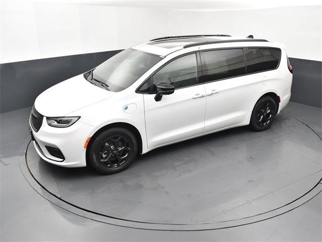 new 2024 Chrysler Pacifica Hybrid car, priced at $57,605