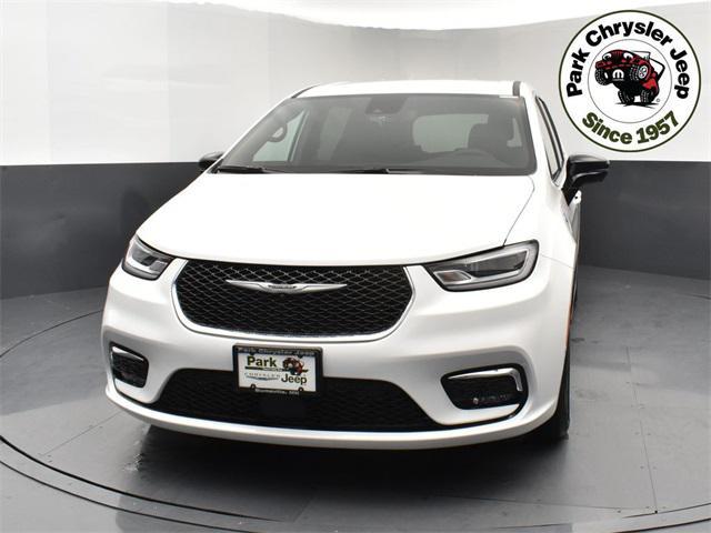 new 2025 Chrysler Pacifica Hybrid car, priced at $40,837